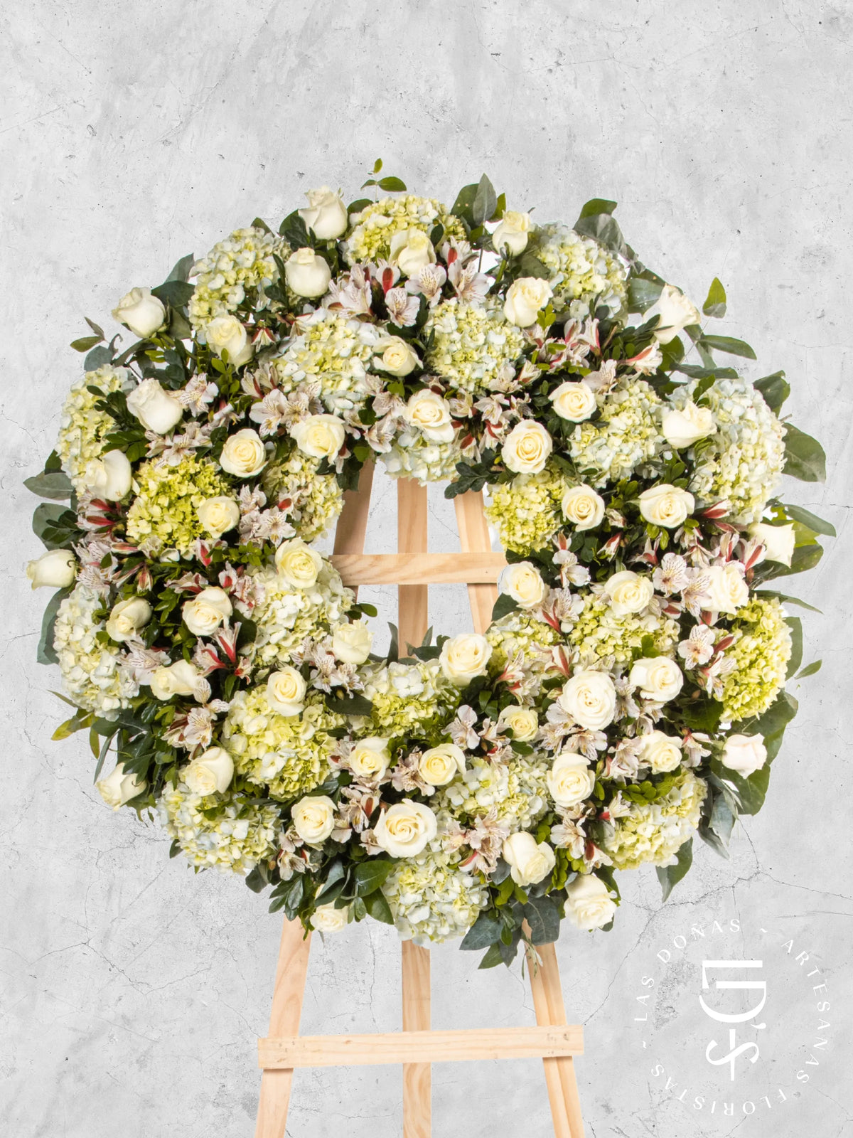 Corona Circular de Hortensias con Rosas Blancas arreglo de condolencias con 48 rosas blancas