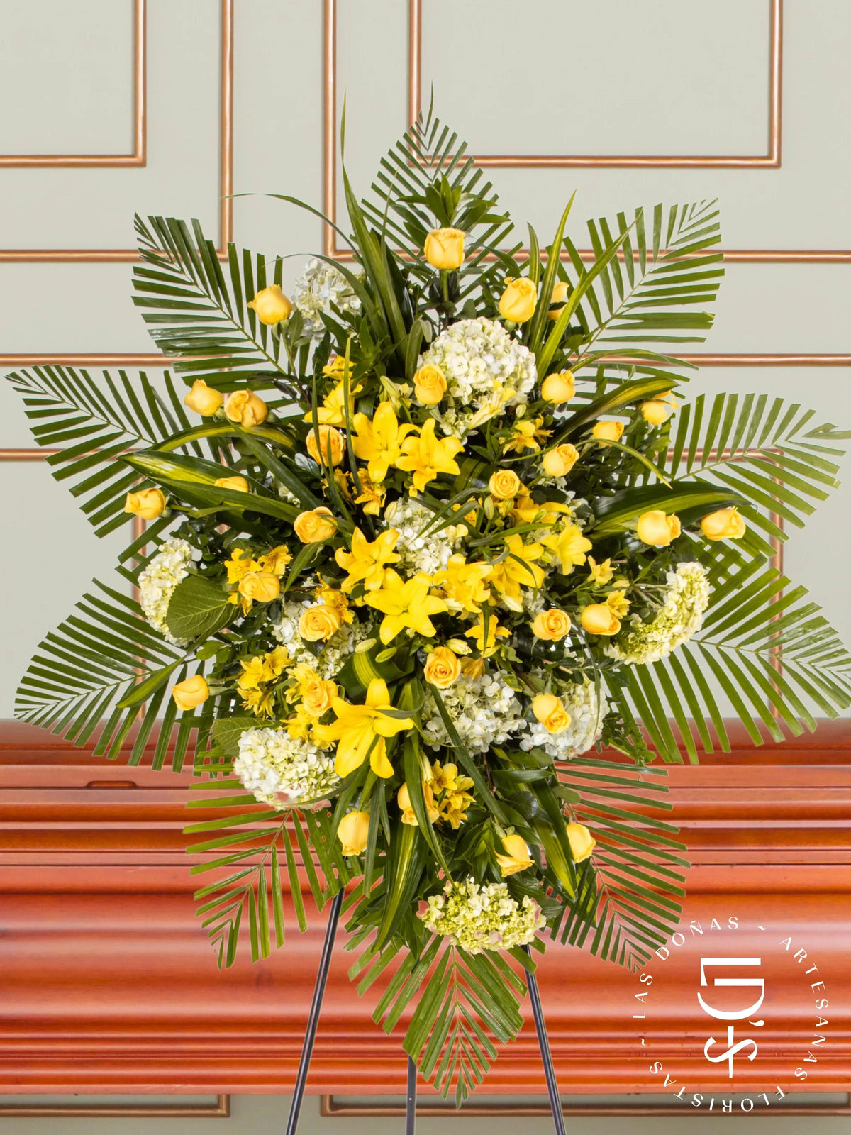 Corona de Hortensias con Rosas Amarillas y Liliums arreglo de condolencias con 36 rosas amarillas