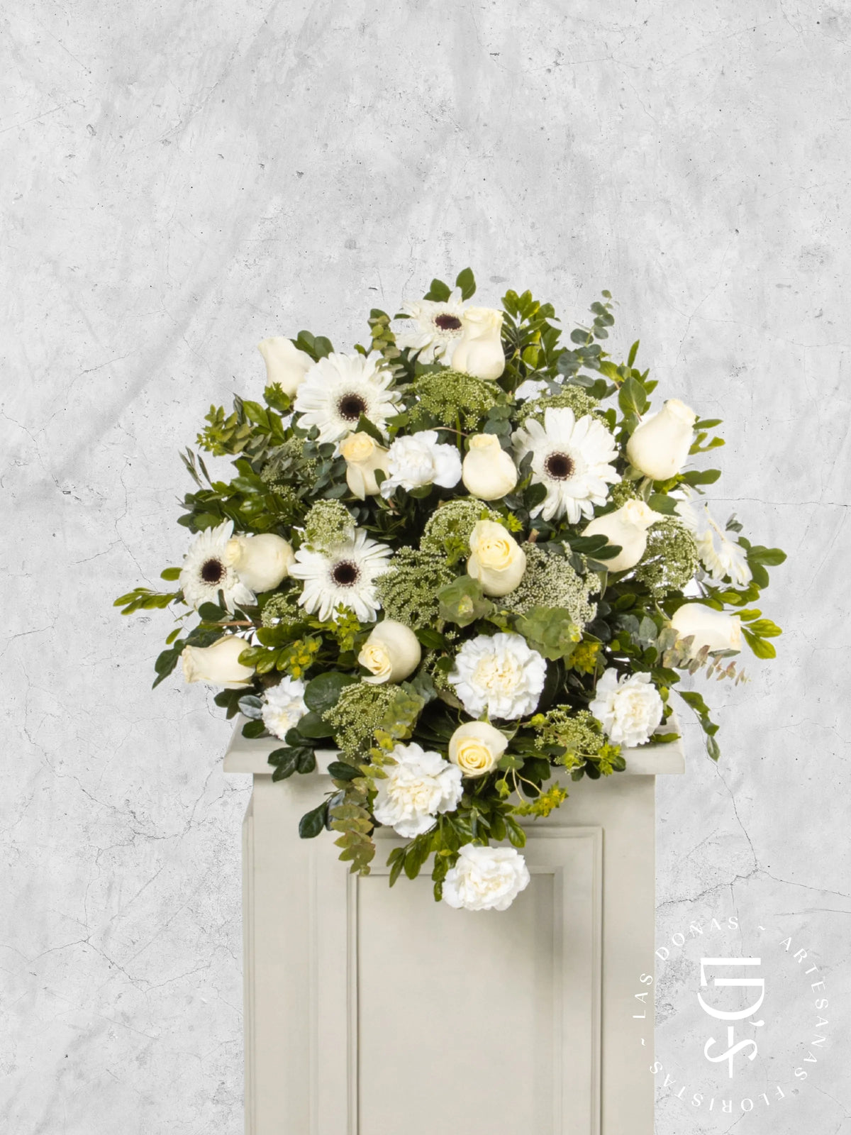 Lágrima de Piso con Rosas Blancas, Gerberas y Claveles arreglo de condolencias con 12 rosas blancas + gerberas