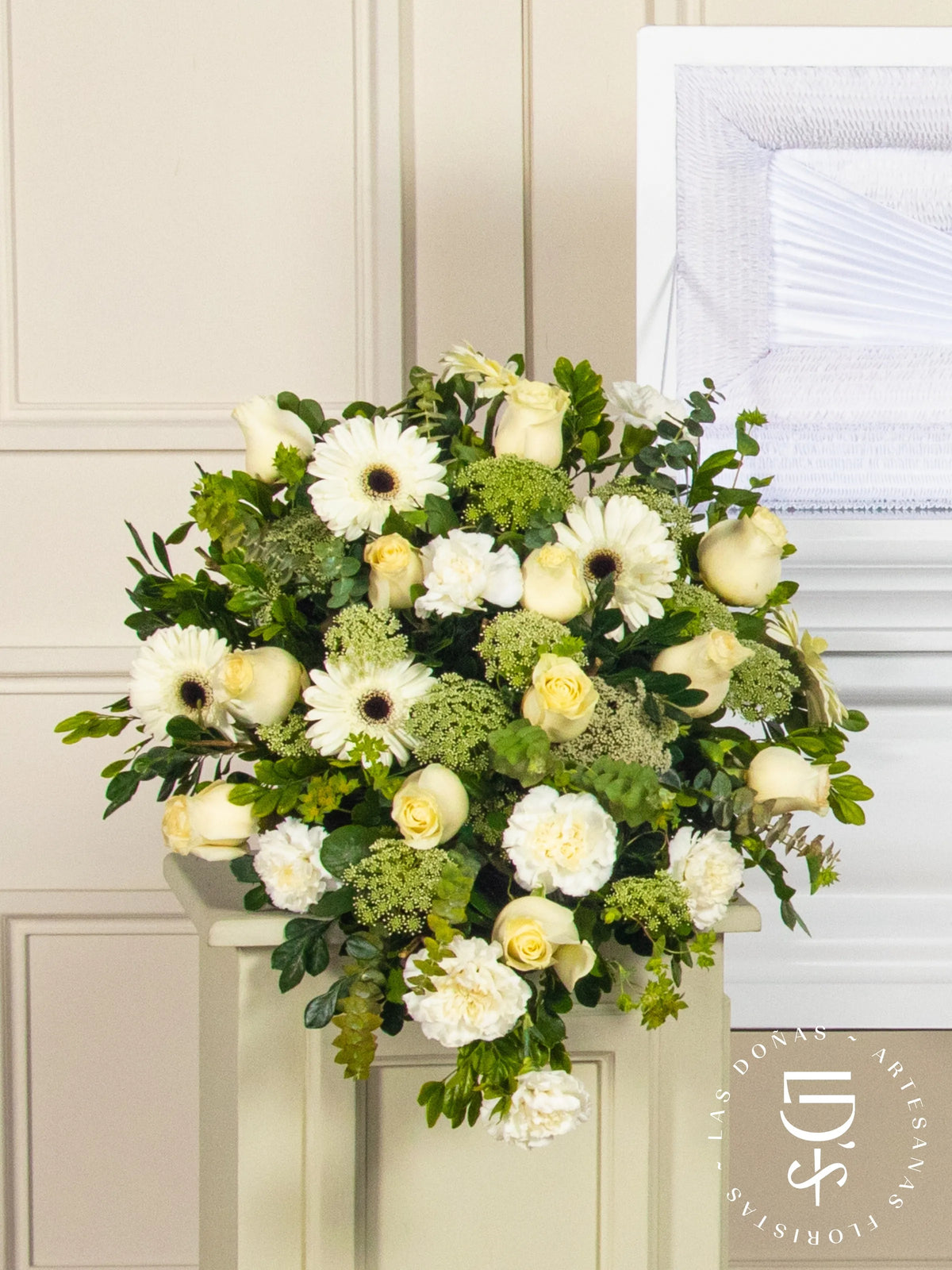 Lágrima de Piso con Rosas Blancas, Gerberas y Claveles arreglo de condolencias con 12 rosas blancas + gerberas