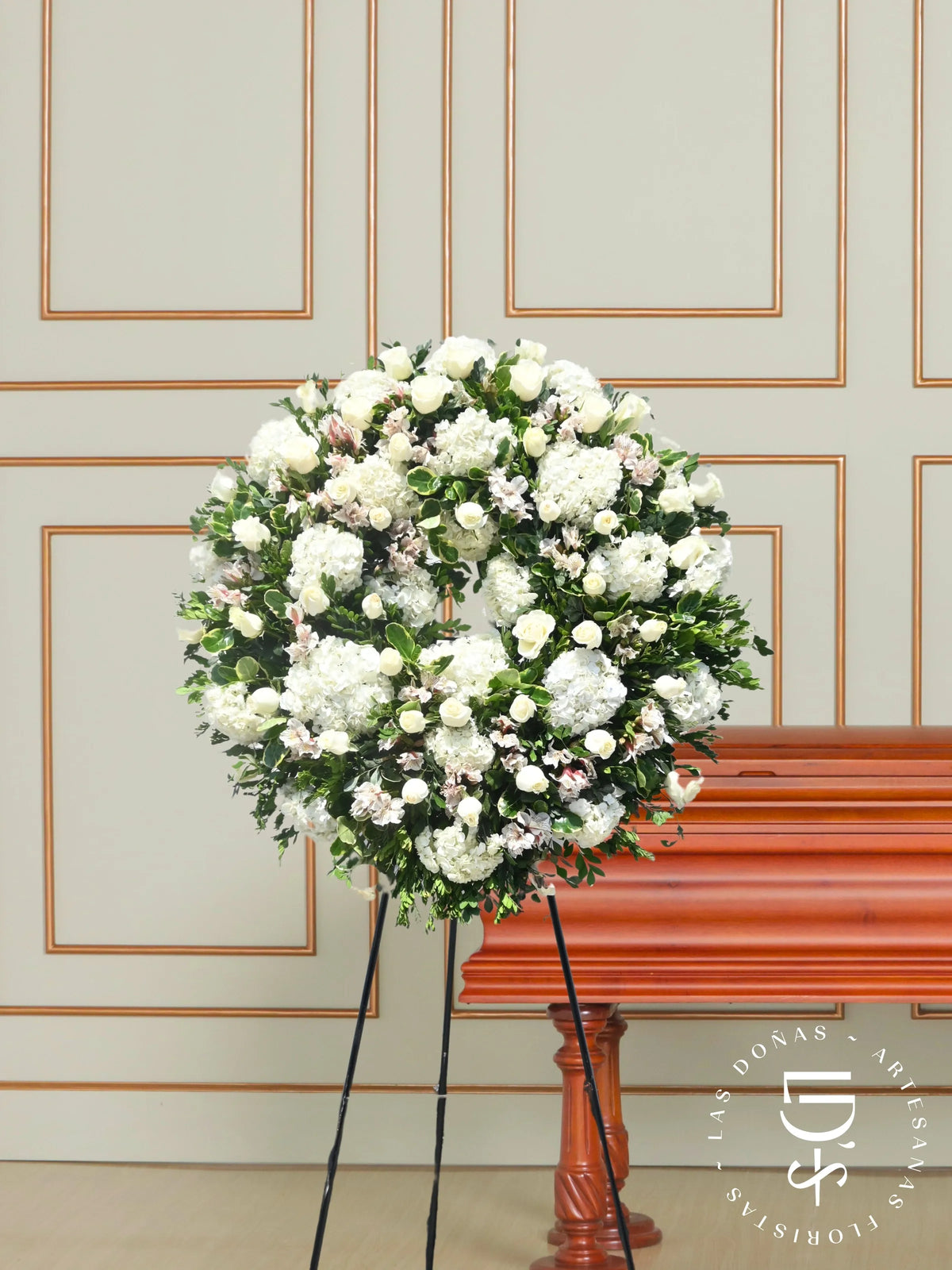 CORONA DE ROSAS Y HORTENSIAS arreglo de condolencias con 48 rosas blancas