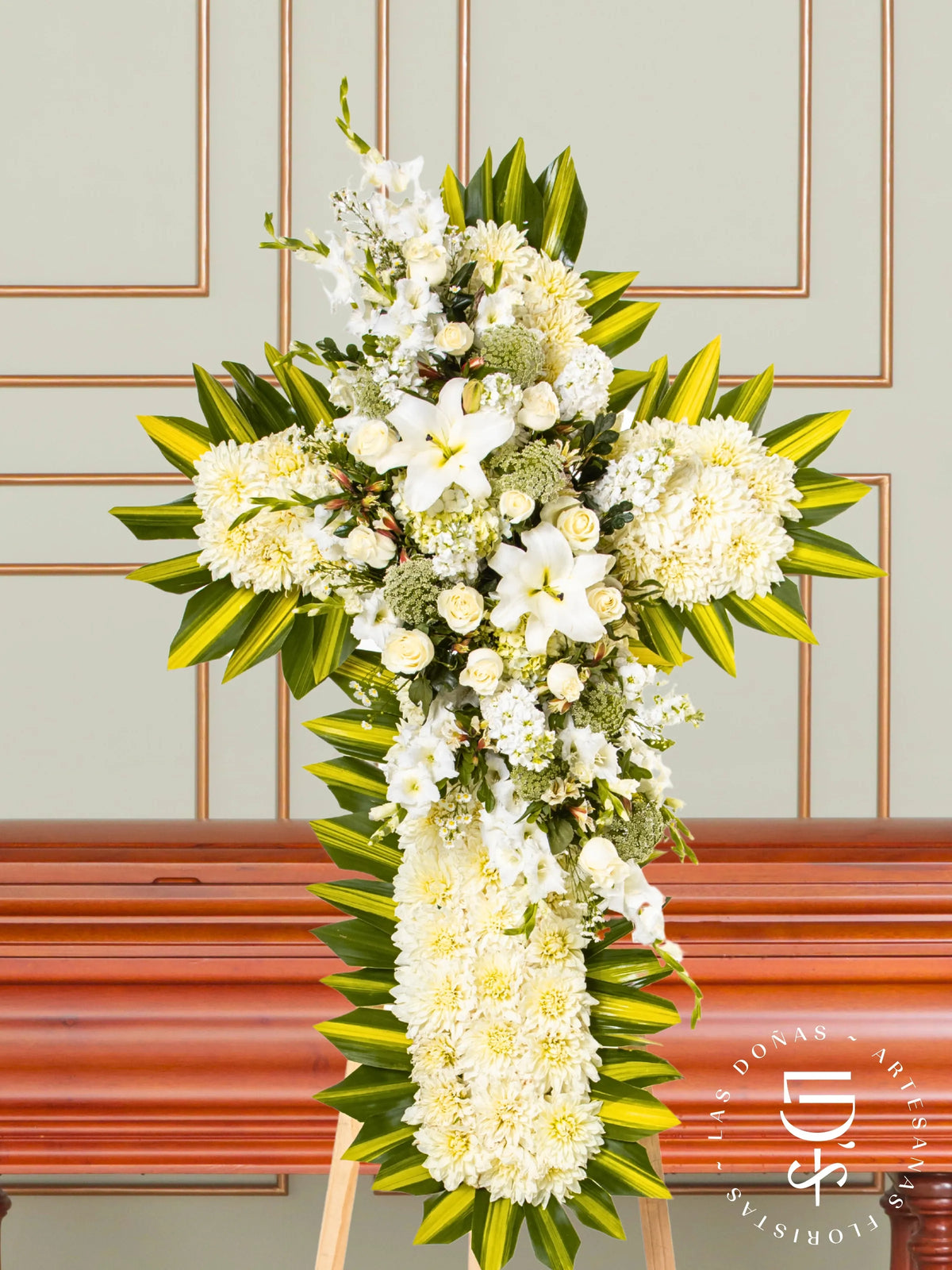 Cruz de Condolencias de Dalias, Rosas Blancas, Lirios y Gladiolos arreglo de condolencias