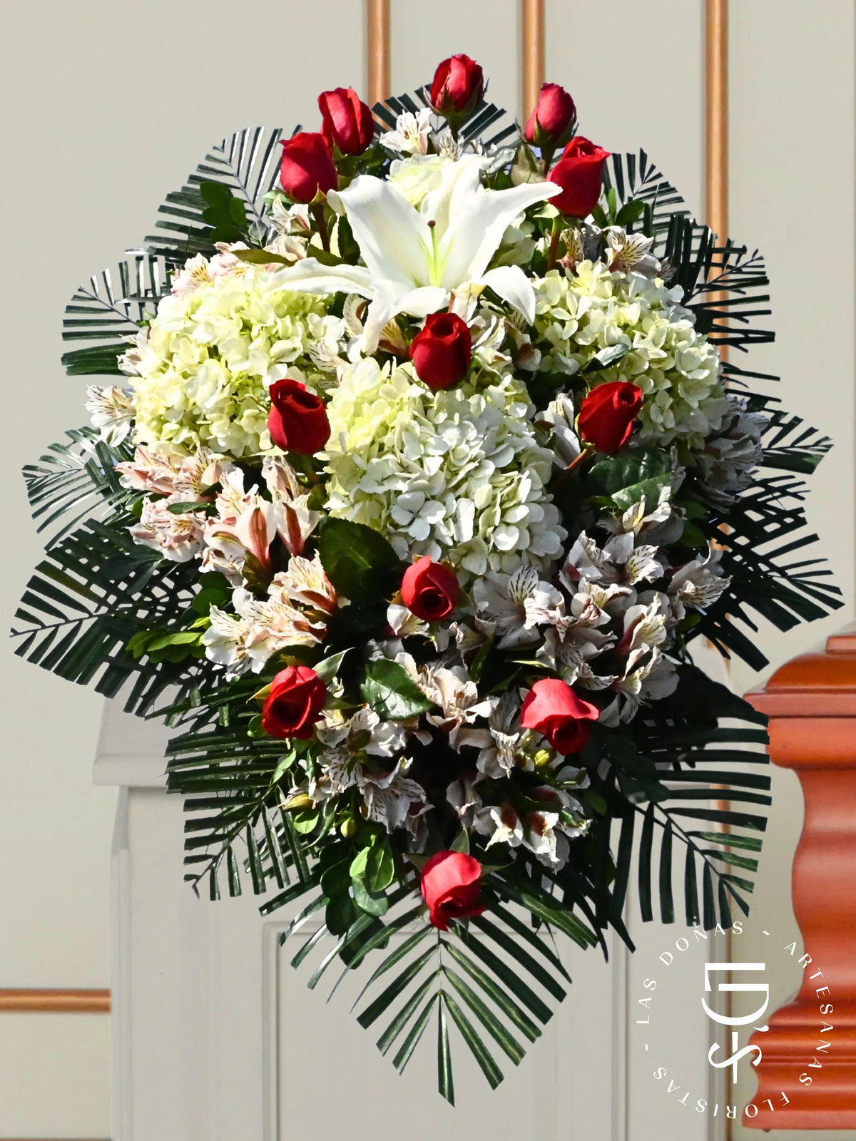 Lágrima de Piso Amor Infinito arreglo de condolencias con 12 rosas rojas