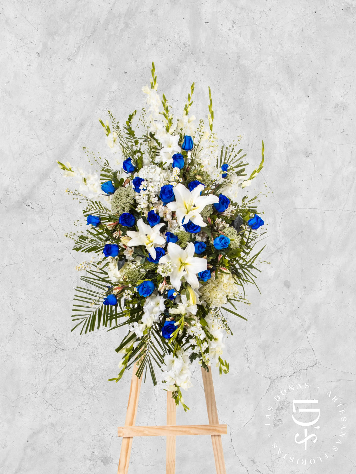 Lágrima de Condolencias de Hortensias y Rosas Azules arreglo de condolencias con 24 rosas azules
