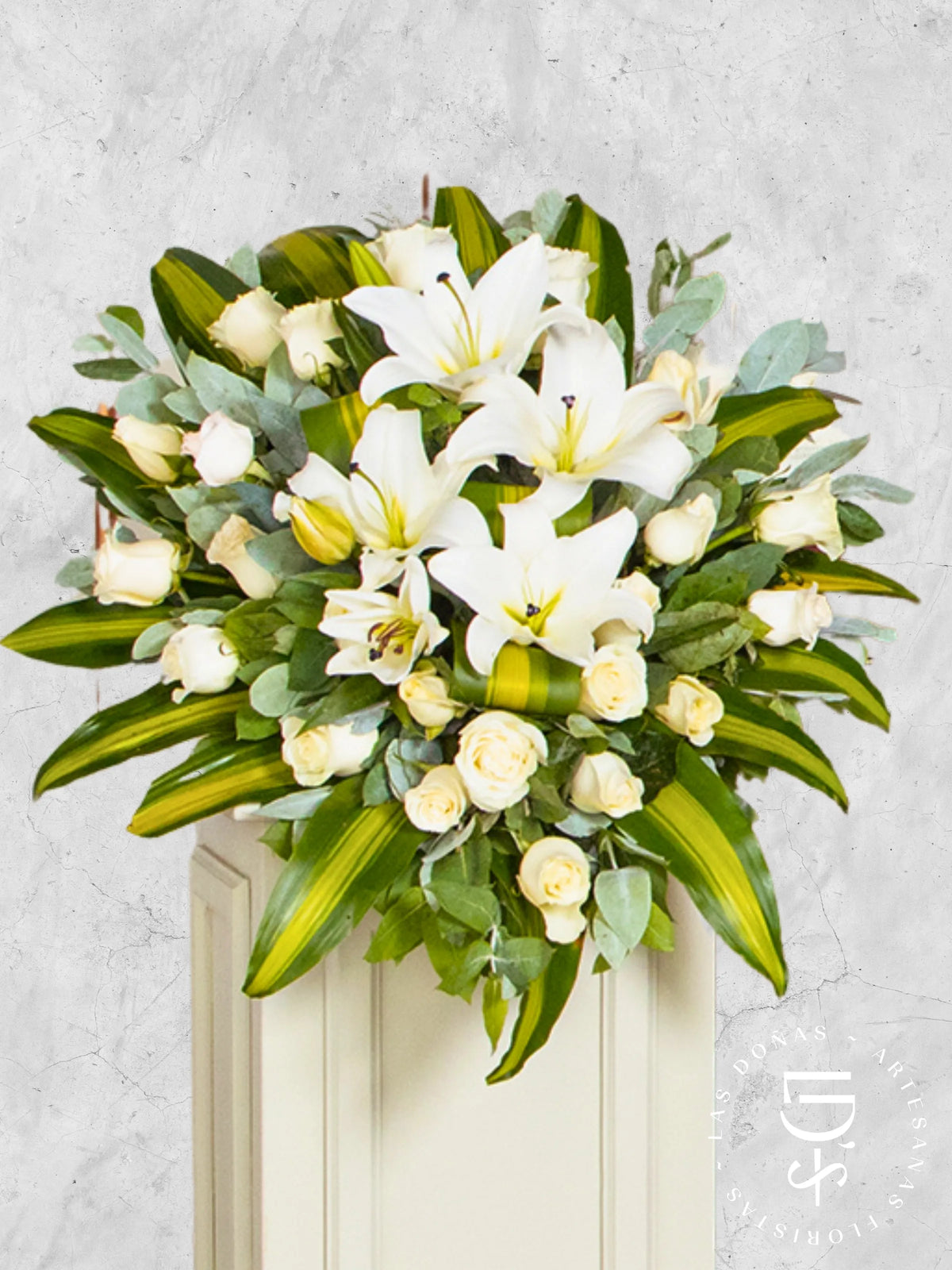 Lágrima de Piso con Rosas Blancas y Liliums arreglo de condolencias con 24 rosas blancas