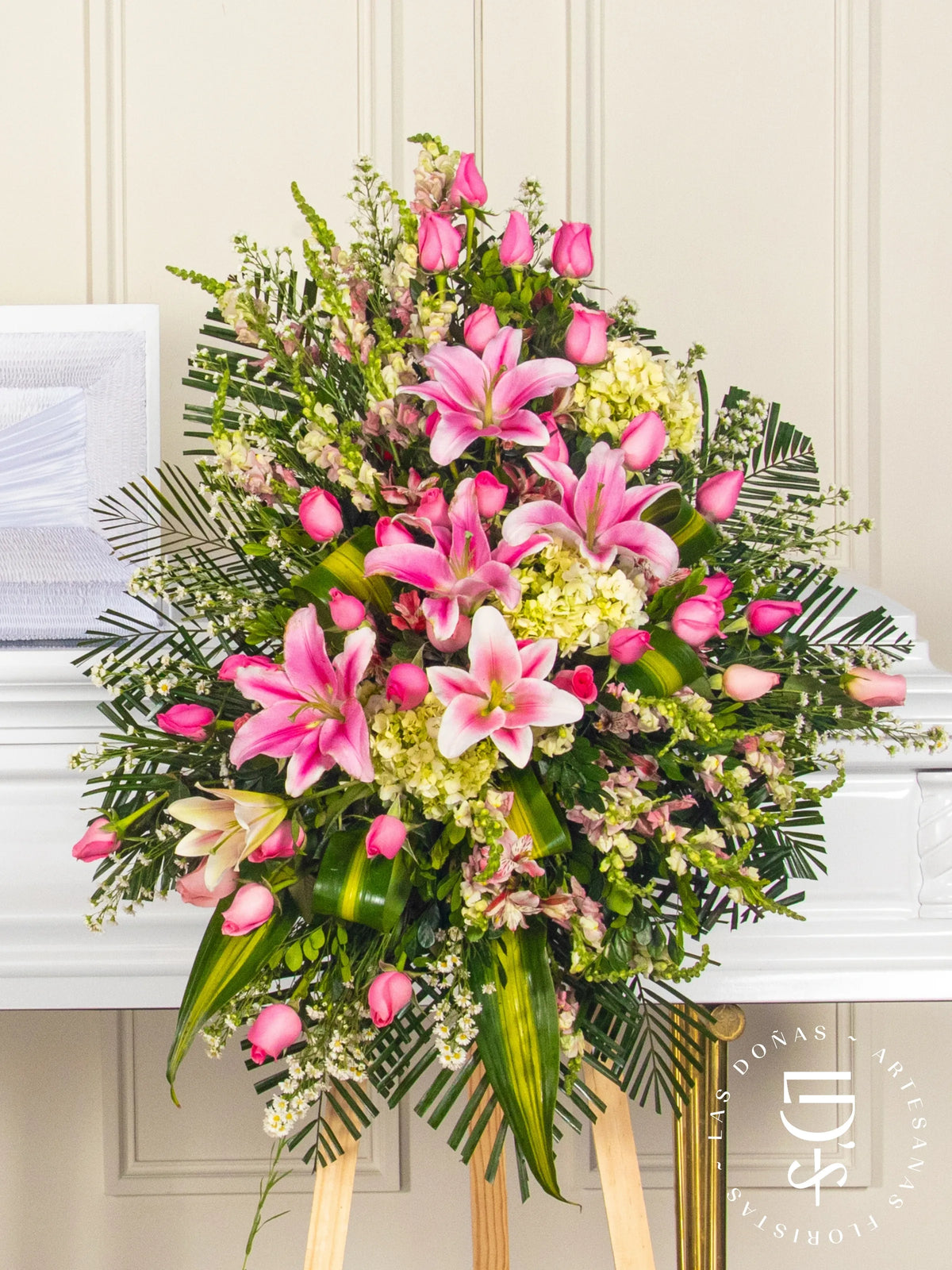 Lágrima de Condolencias de Hortensias y Rosas Rosadas arreglo de condolencias con 24 rosas rosadas