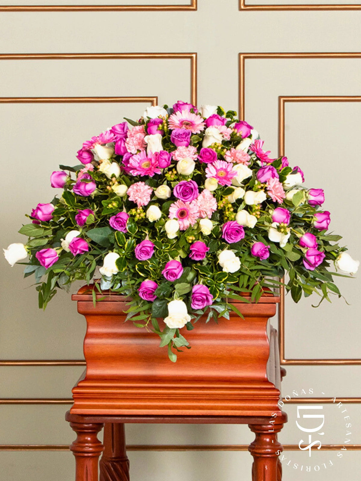 Manto de Condolencias con Rosas Lilas y Blancas arreglo de condolencias con 48 rosas lilas y blancas