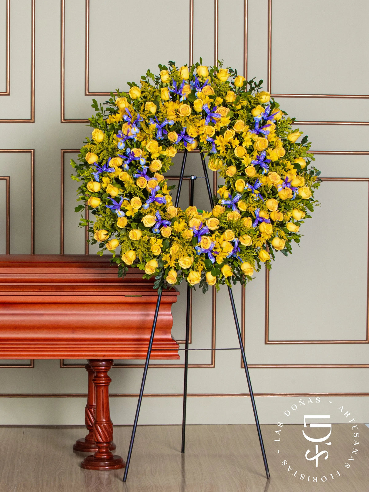 Corona Circular con Rosas Amarillas e Iris arreglo de condolencias con 96 rosas amarillas
