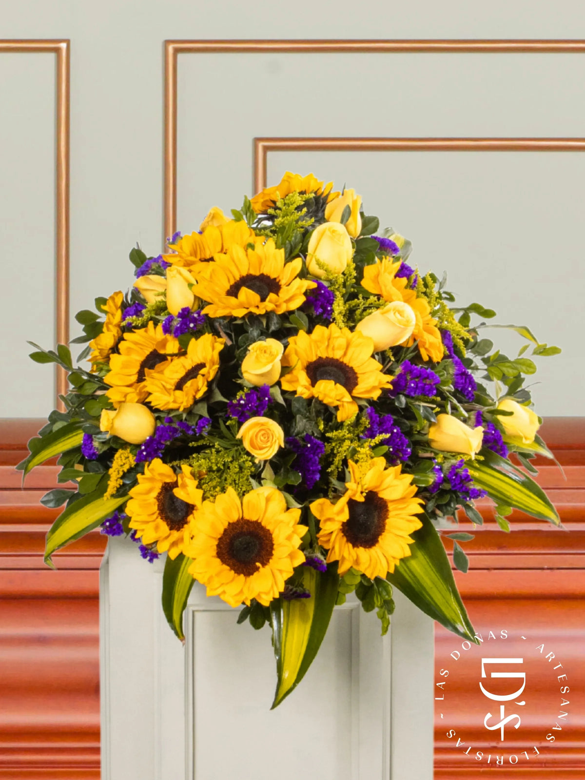Lágrima de Piso con Rosas Amarillas y Girasoles arreglo de condolencias con 16 rosas amarillas + girasoles