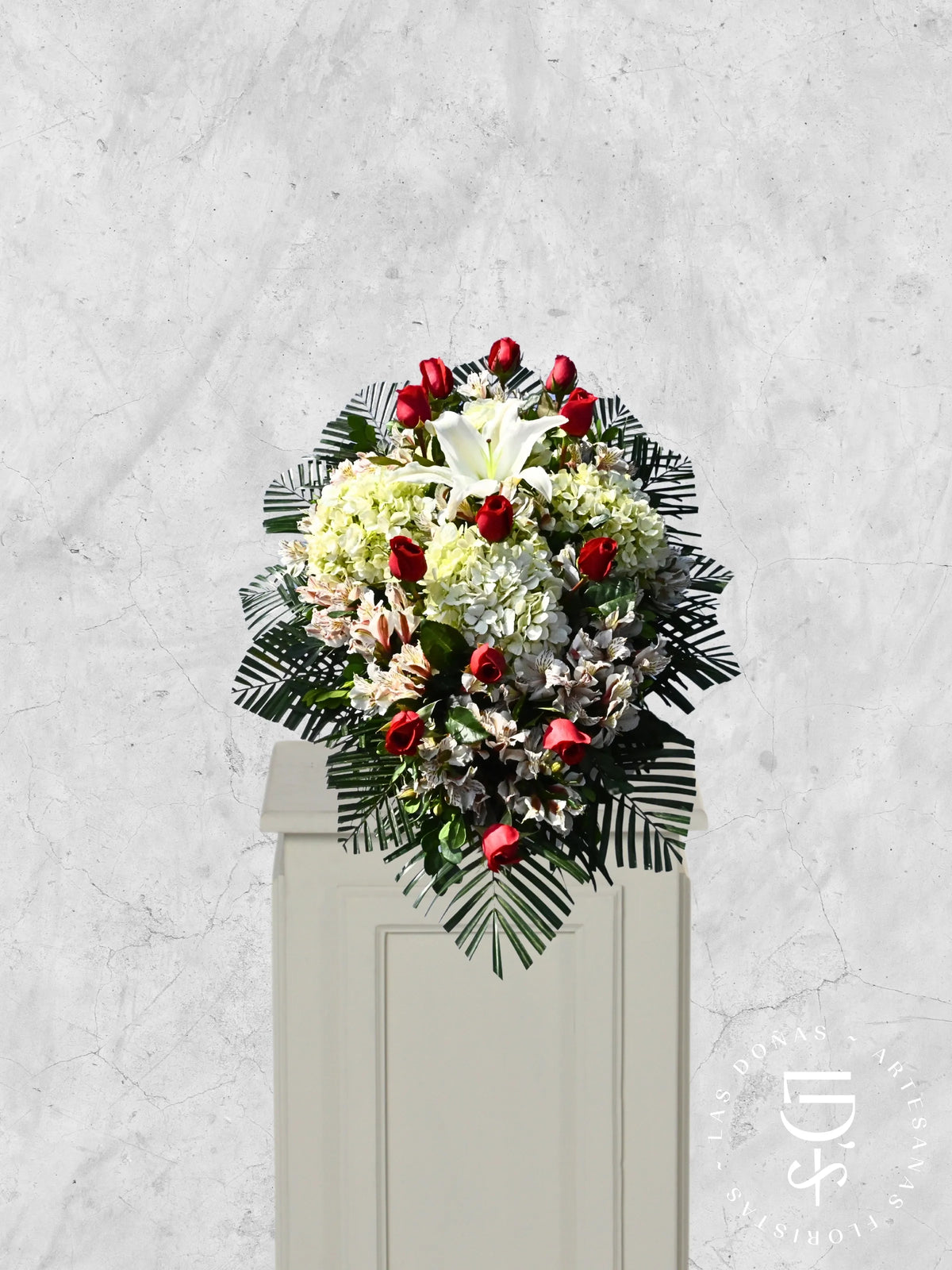 Lágrima de Piso Amor Infinito arreglo de condolencias con 12 rosas rojas