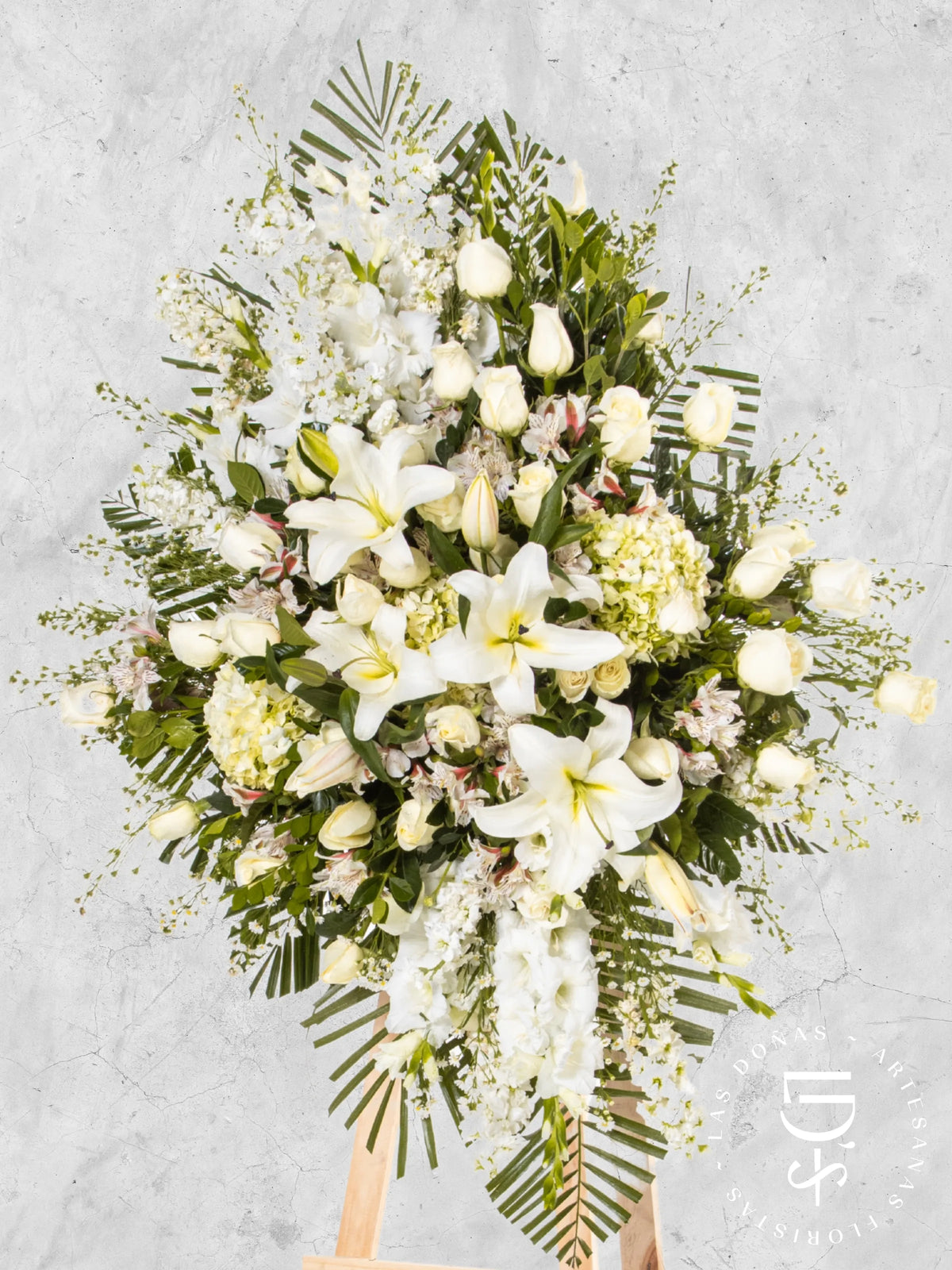 Lágrima de Condolencias de Hortensias y Rosas Blancas Grande arreglo de condolencias con 24 rosas blancas