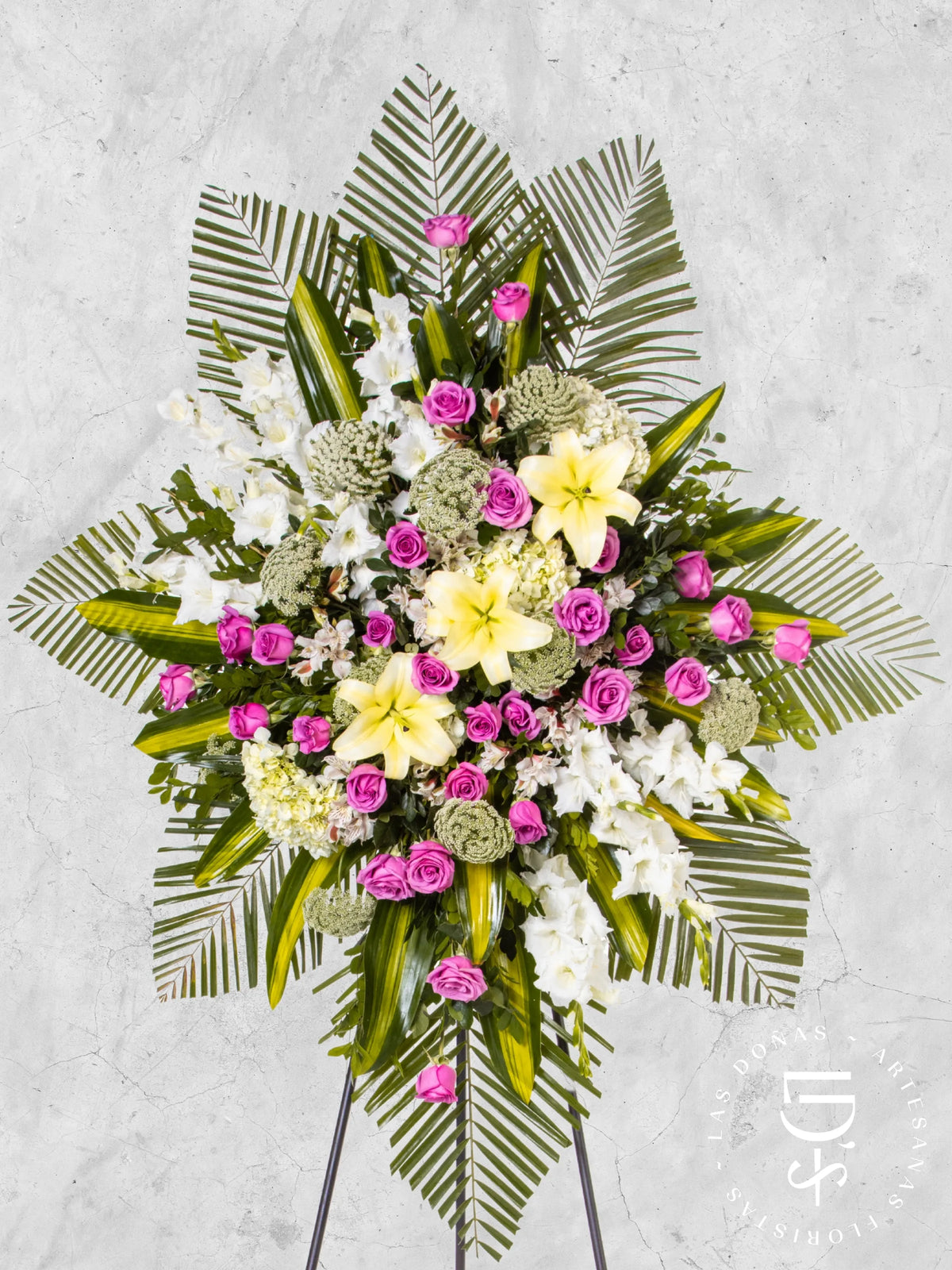 Corona de Rosas Lilas y Liliums arreglo de condolencias con 24 rosas lilas