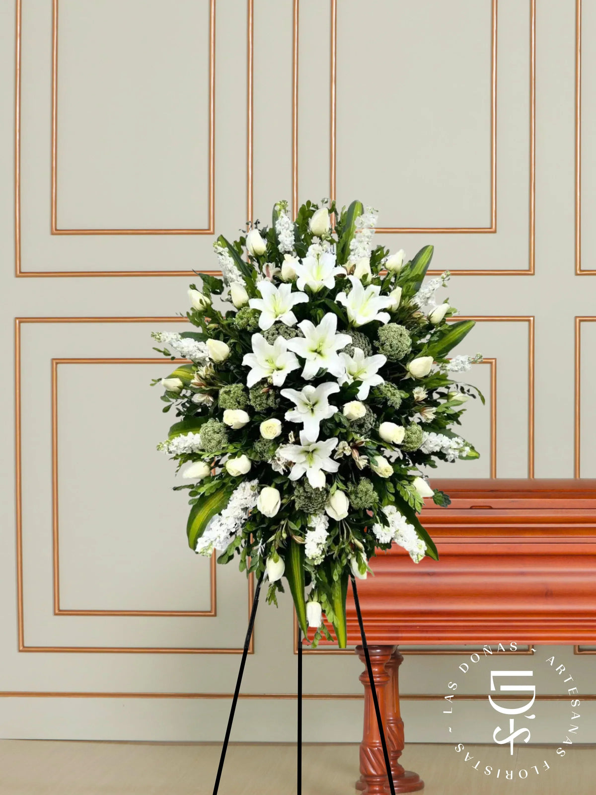 CORONA DE ROSAS, LILIUM Y ALHELI arreglo de condolencias con 24 rosas blancas
