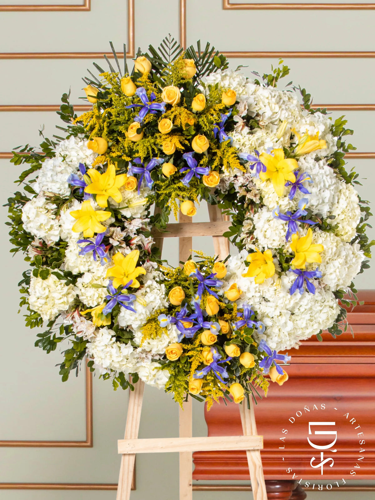 Corona Circular de Hortensias con Rosas Amarillas y Iris arreglo de condolencias con 36 rosas amarillas