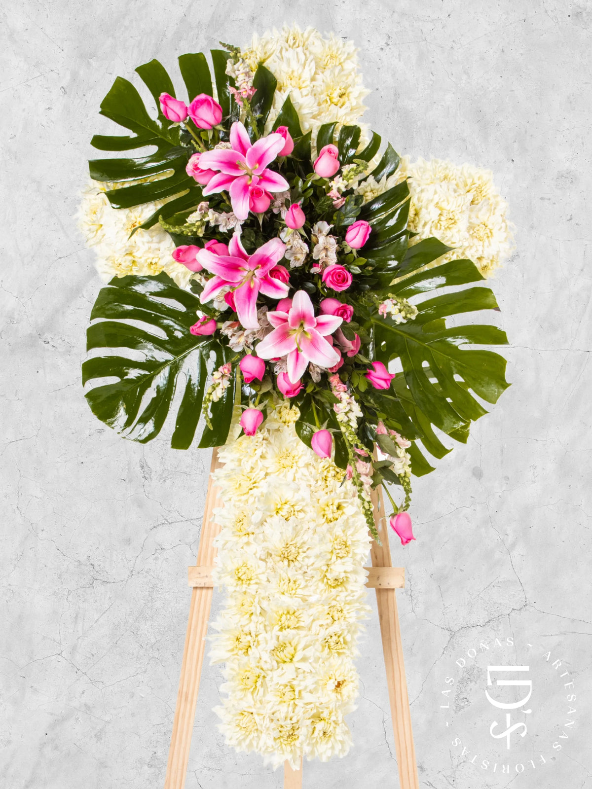 Cruz de Condolencias de Dalias y Lilium arreglo de condolencias con 24 rosas rosadas