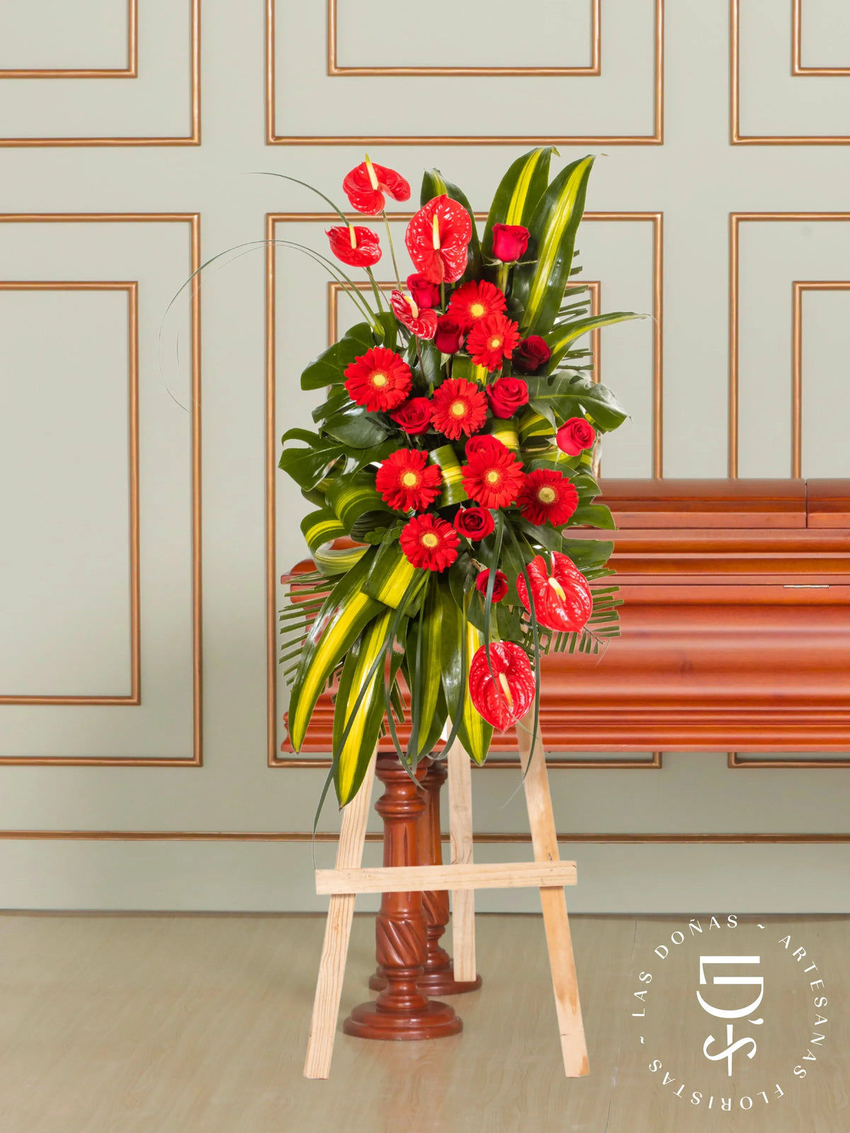 Lágrima de Condolencias de Rosas Rojas y Anturios arreglo de condolencias con 12 rosas rojas