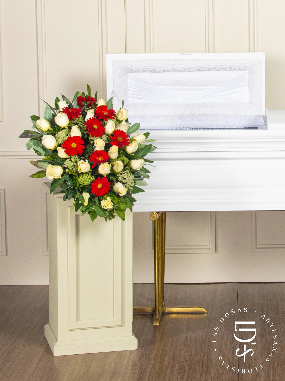 Lágrima de Piso con Rosas Rojas y Gerberas arreglo de condolencias con 24 rosas blancas + gerberas