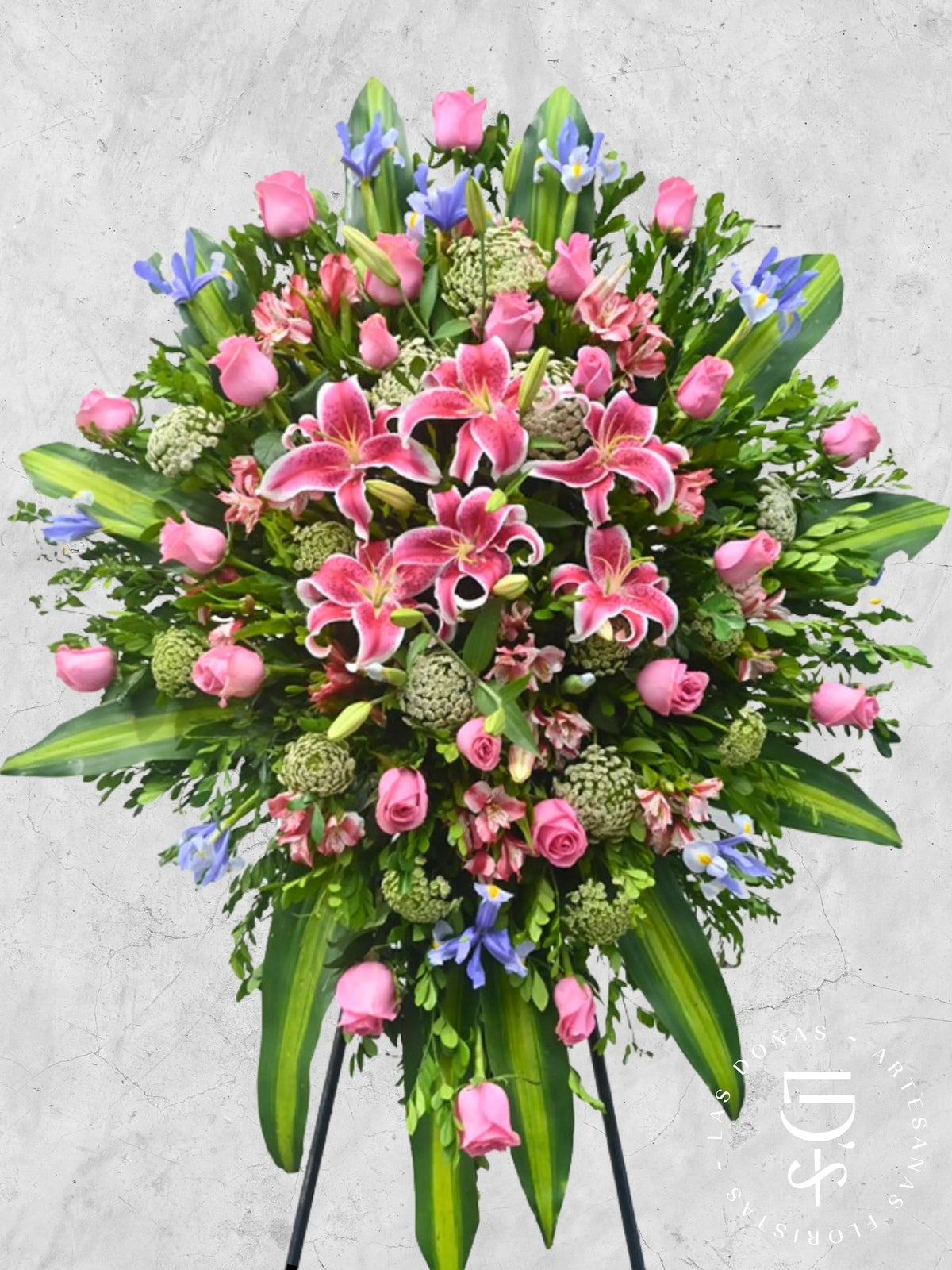 CORONA ROSAS ROSADAS, LILIUM E IRIS arreglo de condolencias con 24 rosas rosadas