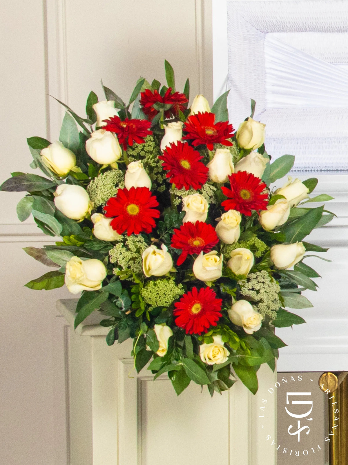 Lágrima de Piso con Rosas Rojas y Gerberas arreglo de condolencias con 24 rosas blancas + gerberas