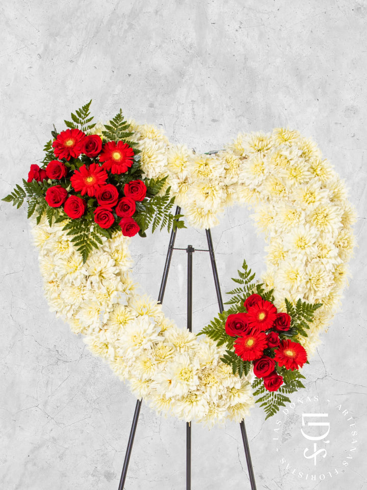 Corona de Corazón con Dalias, Rosas Rojas y Gerberas arreglo de condolencias con 24 rosas rojas