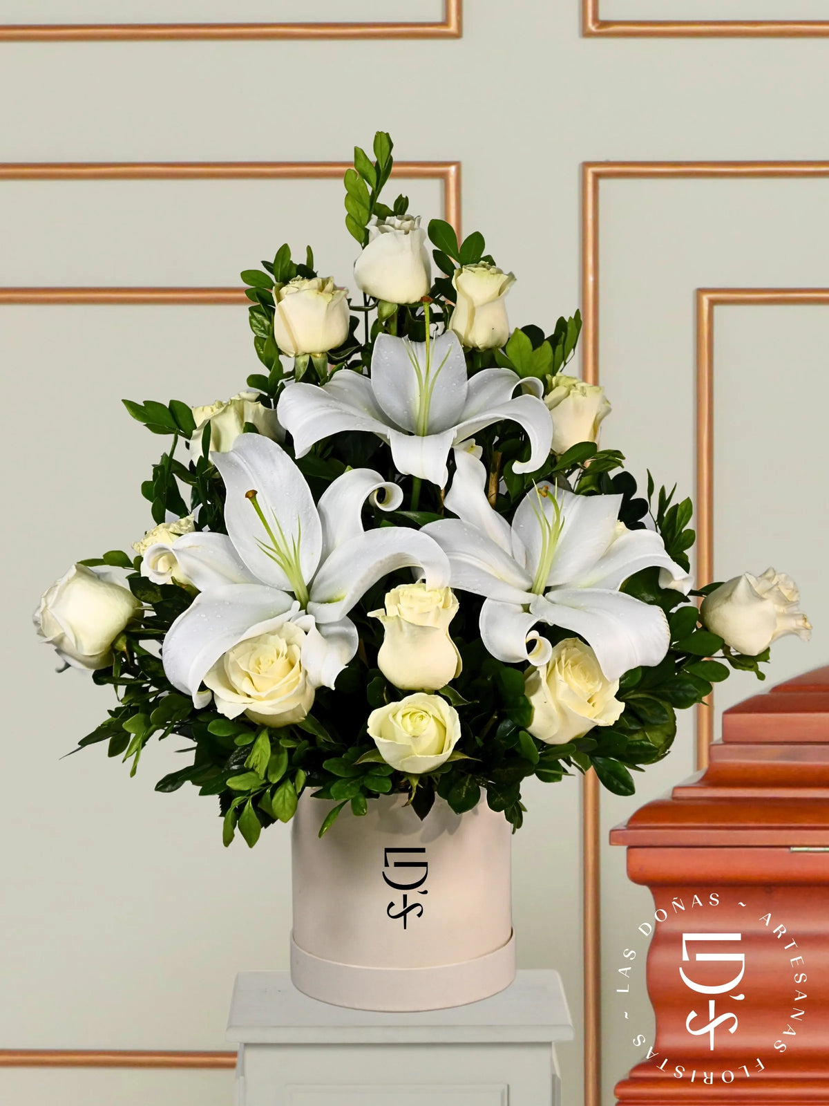 Arreglo Recuerdo con Rosas Blancas y Liliums arreglo de condolencias con 12 rosas blancas y liliums
