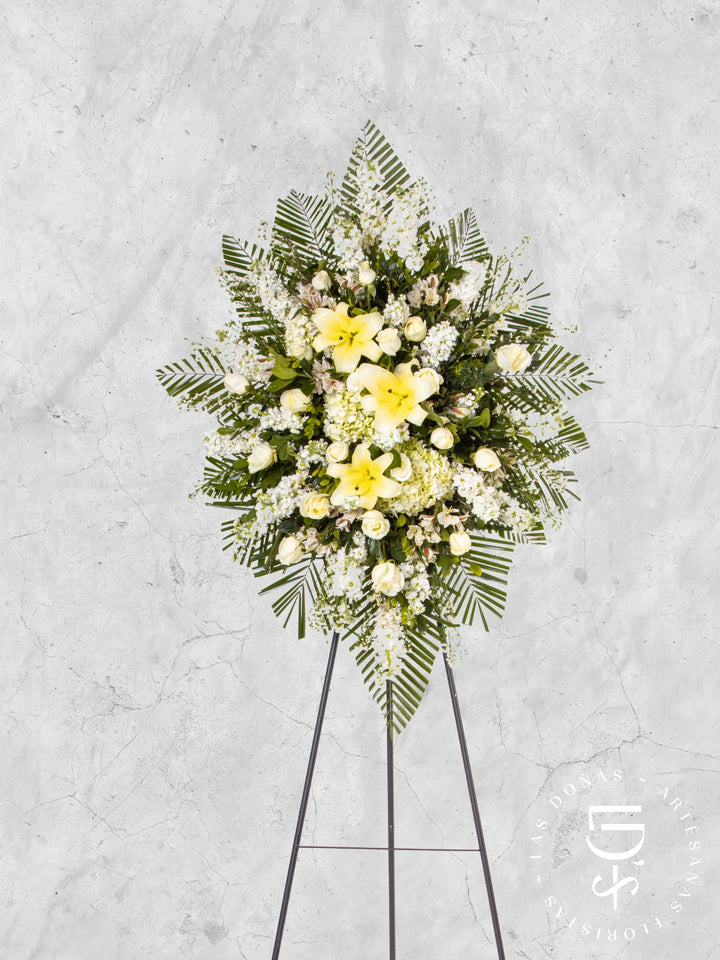 Corona de Hortensia con Rosas Blancas y Liliums arreglo de condolencias con 24 rosas blancas