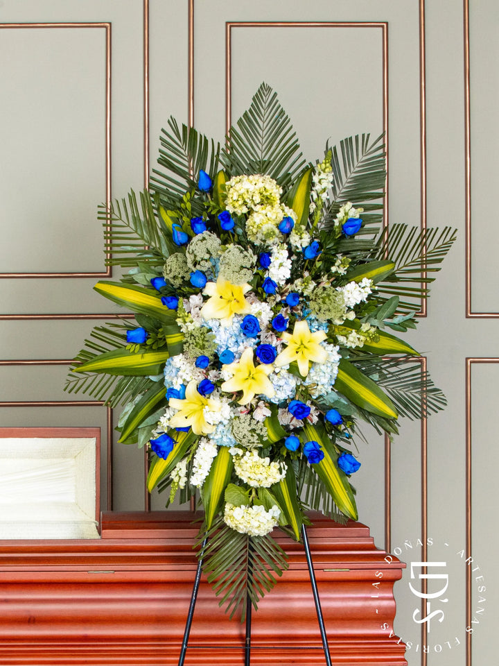 Corona Circular de Hortensia con Rosas Azules y Liliums arreglo de condolencias con 36 rosas azules