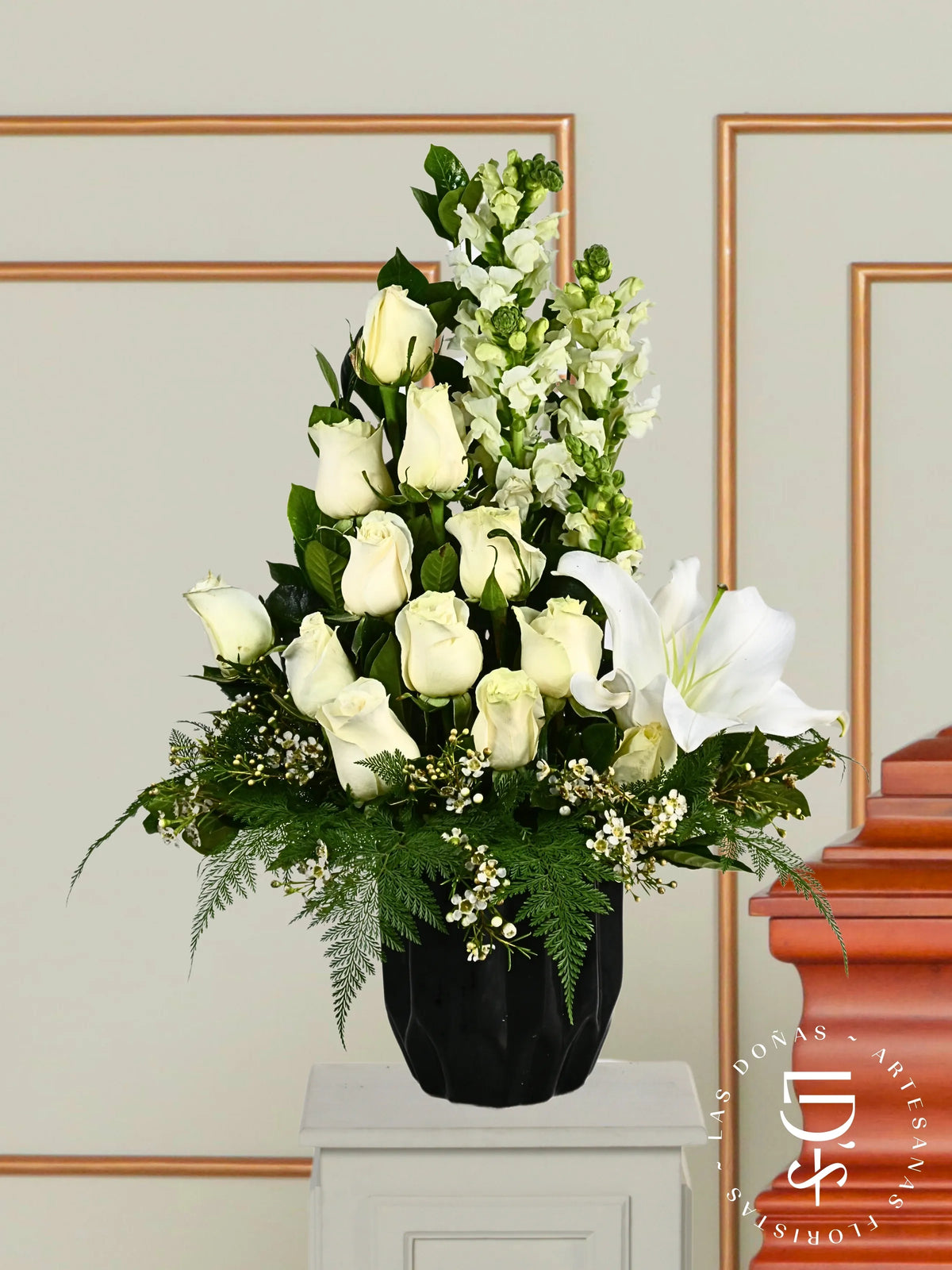 Jarrón Negro con Rosas Blancas y Liliums arreglo de condolencias con 12 orsas blancas