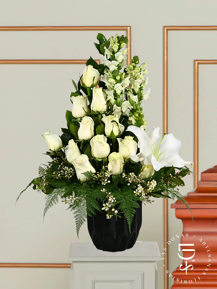 Jarrón Negro con Rosas Blancas y Liliums arreglo de condolencias con 12 orsas blancas