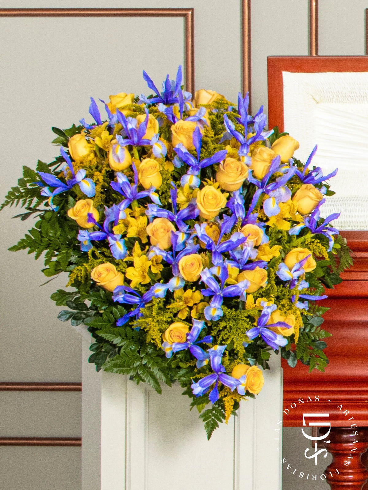 Lágrima de Piso con Rosas Amarillas, Iris y Astromelia arreglo de condolencias con 24 rosas amarillas