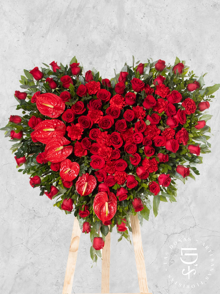 Corona de Corazón con Rosas Rojas y Anturios arreglo de condolencias con 100 rosas rojas