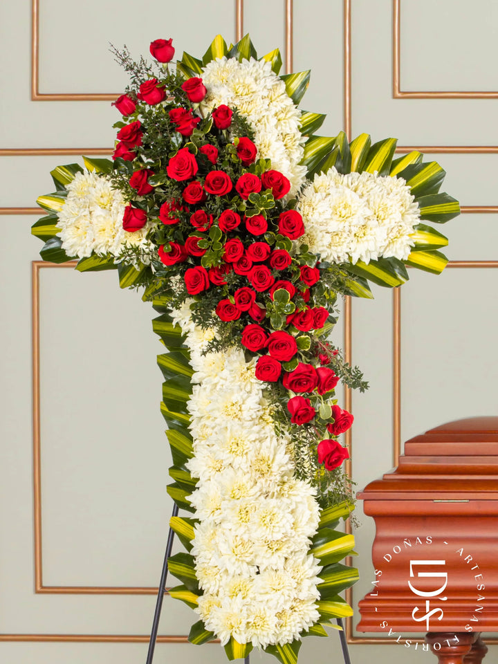 Cruz de Condolencias de Rosas Rojas y Follaje arreglo de condolencias con 40 rosas rojas