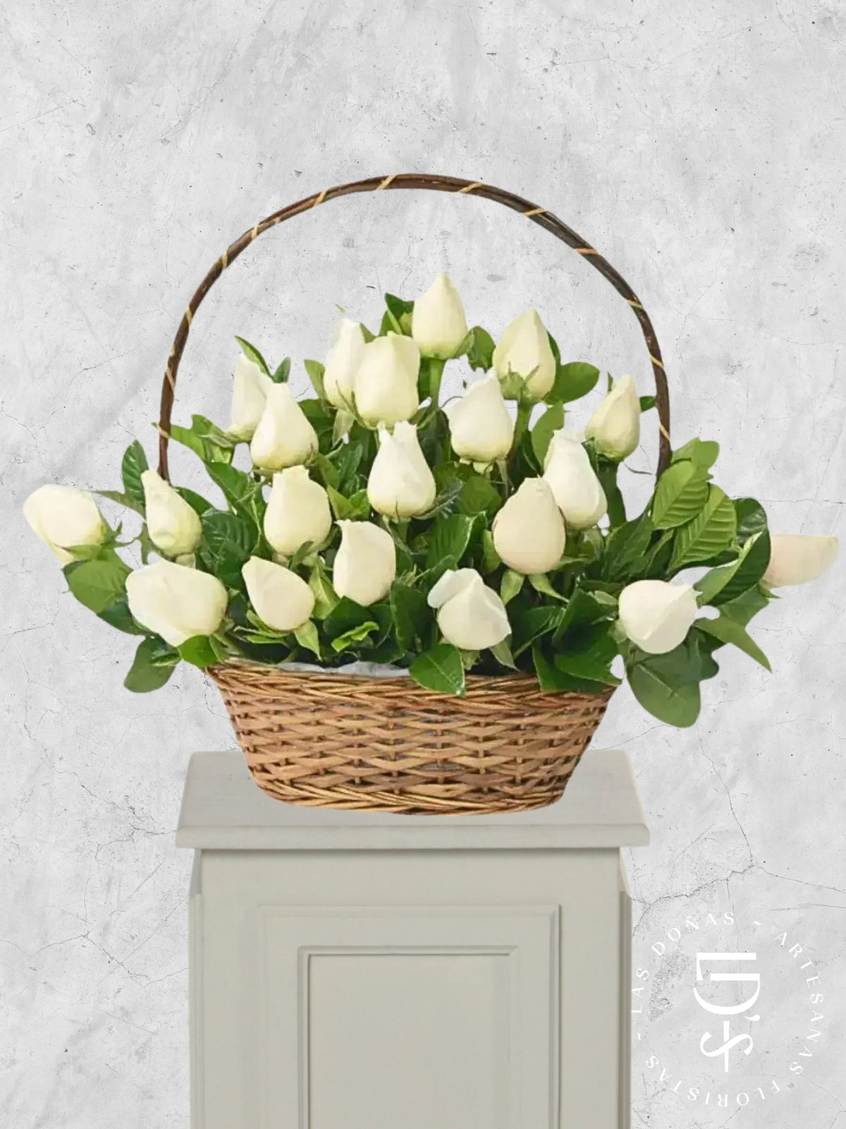 Cesto Condolencias cesta floral con 18 rosas blancas
