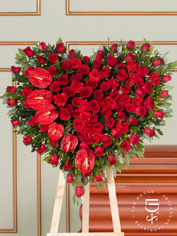 Corona de Corazón con Rosas Rojas y Anturios arreglo de condolencias con 100 rosas rojas