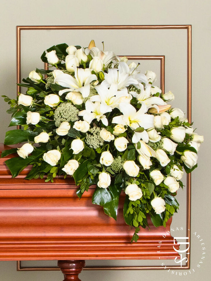 Manto de Condolencias con Rosas Blancas y Liliums arreglo de condolencias con 48 rosas blancas