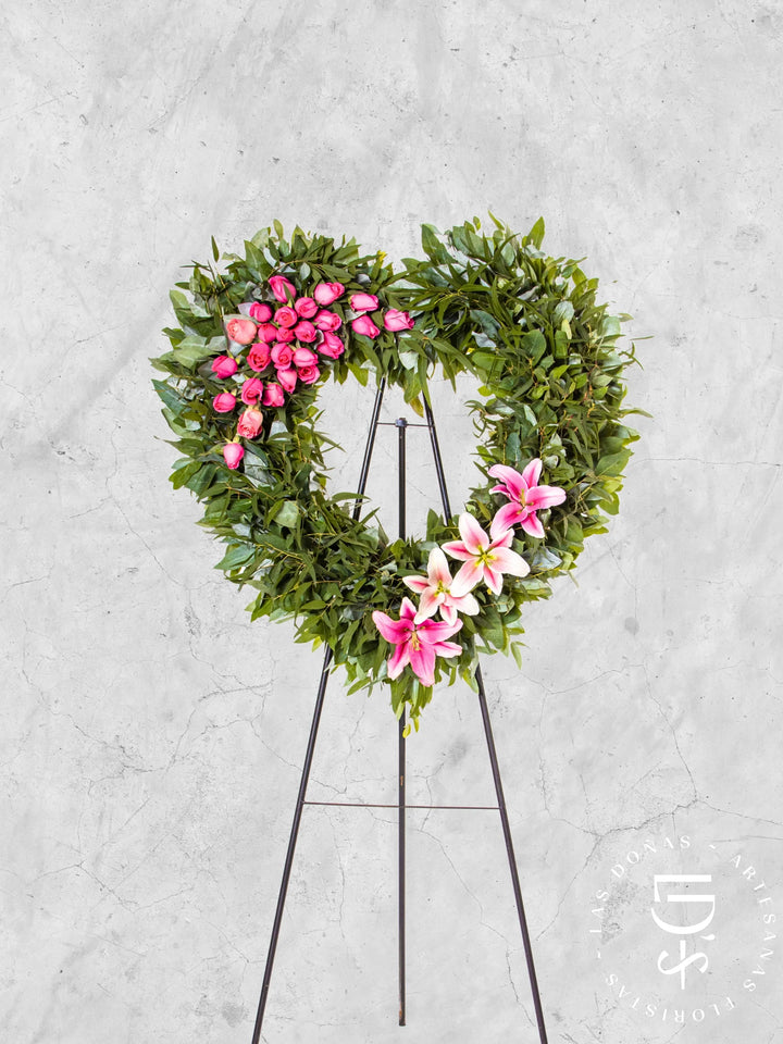 Corona de Corazón con Rosas Rosadas y Liliums arreglo de condolencias con 24 rosas rosadas