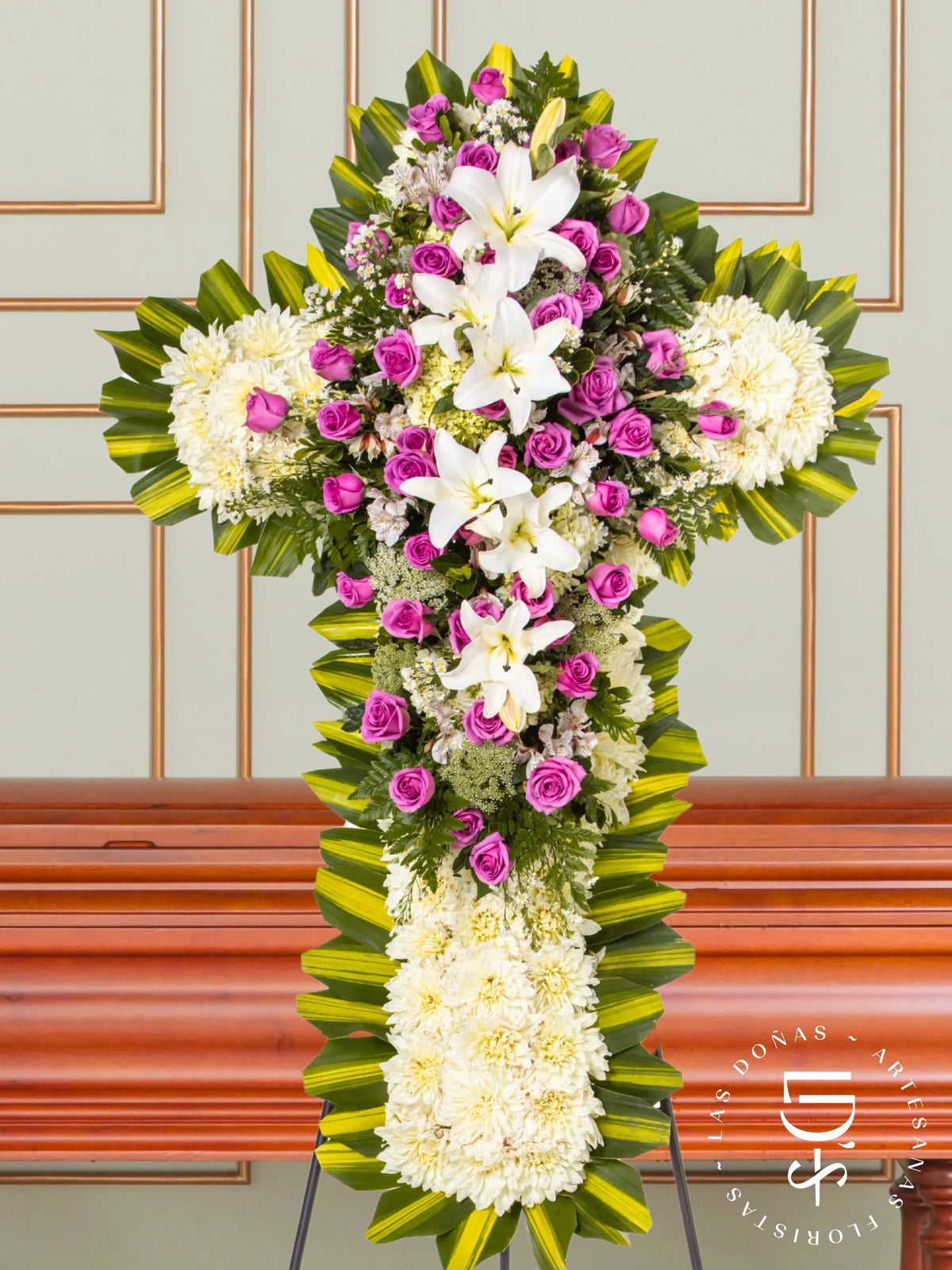 Cruz de Condolencias de Rosas Lilas y Lirios arreglo de condolencias con 50 rosas lilas