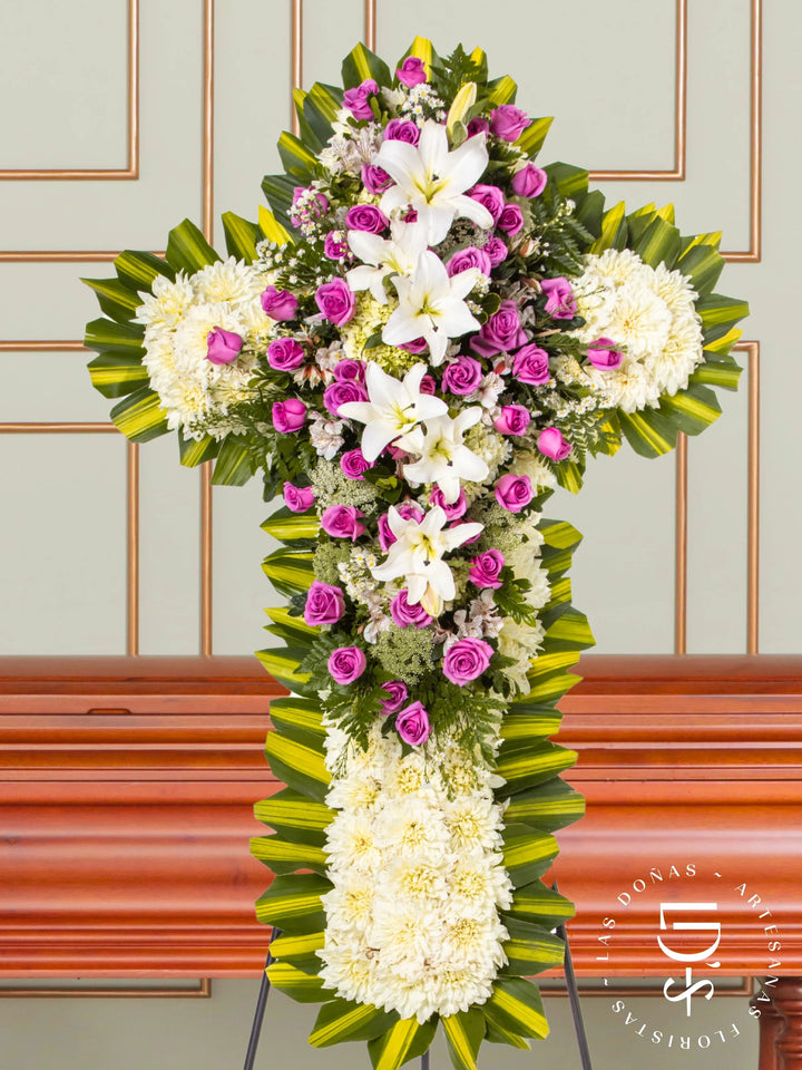 Cruz de Condolencias de Rosas Lilas y Lirios arreglo de condolencias con 50 rosas lilas