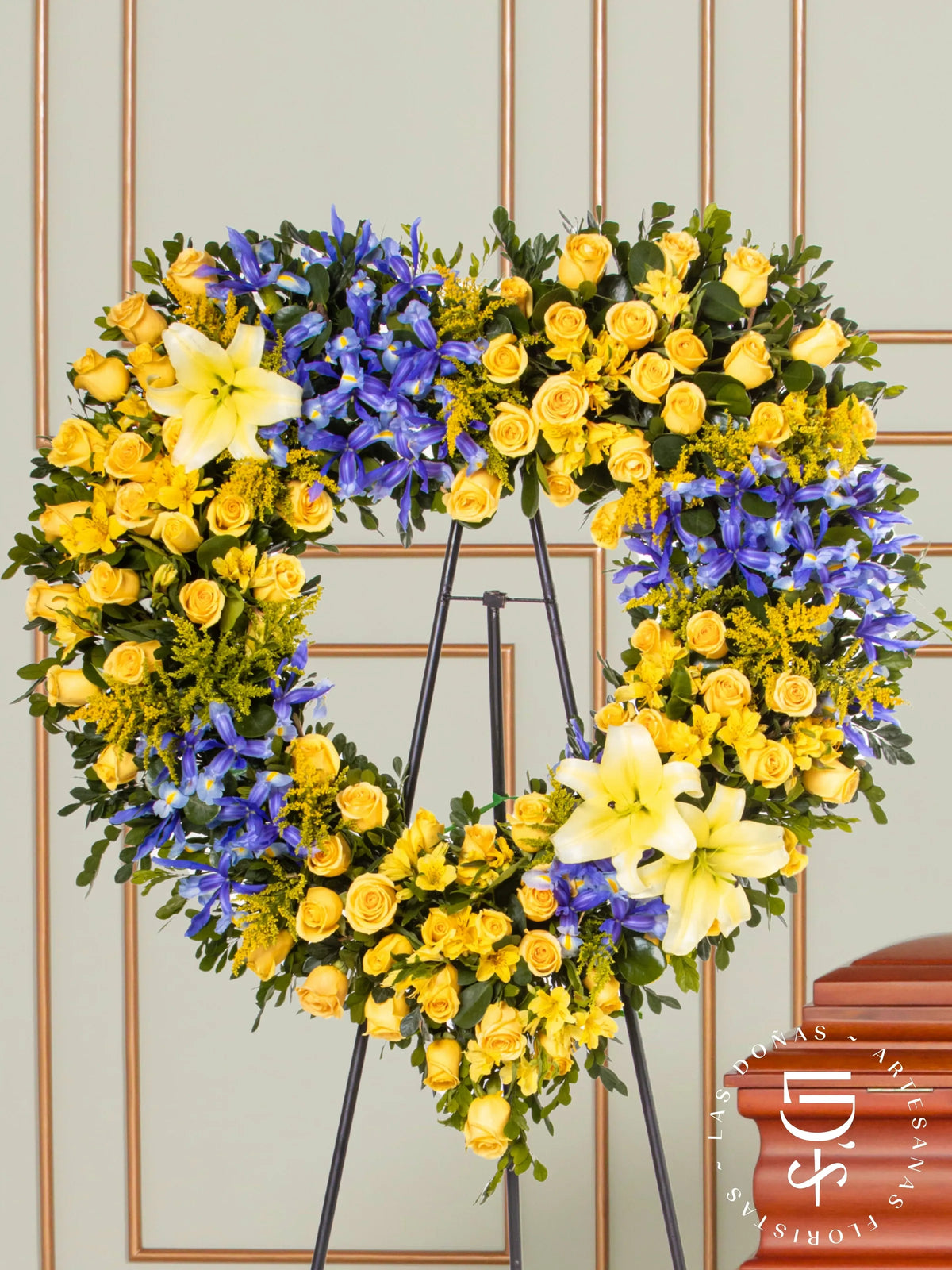 Corona de Corazón con Rosas Amarillas e Iris arreglo de condolencias con 96 rosas amarillas