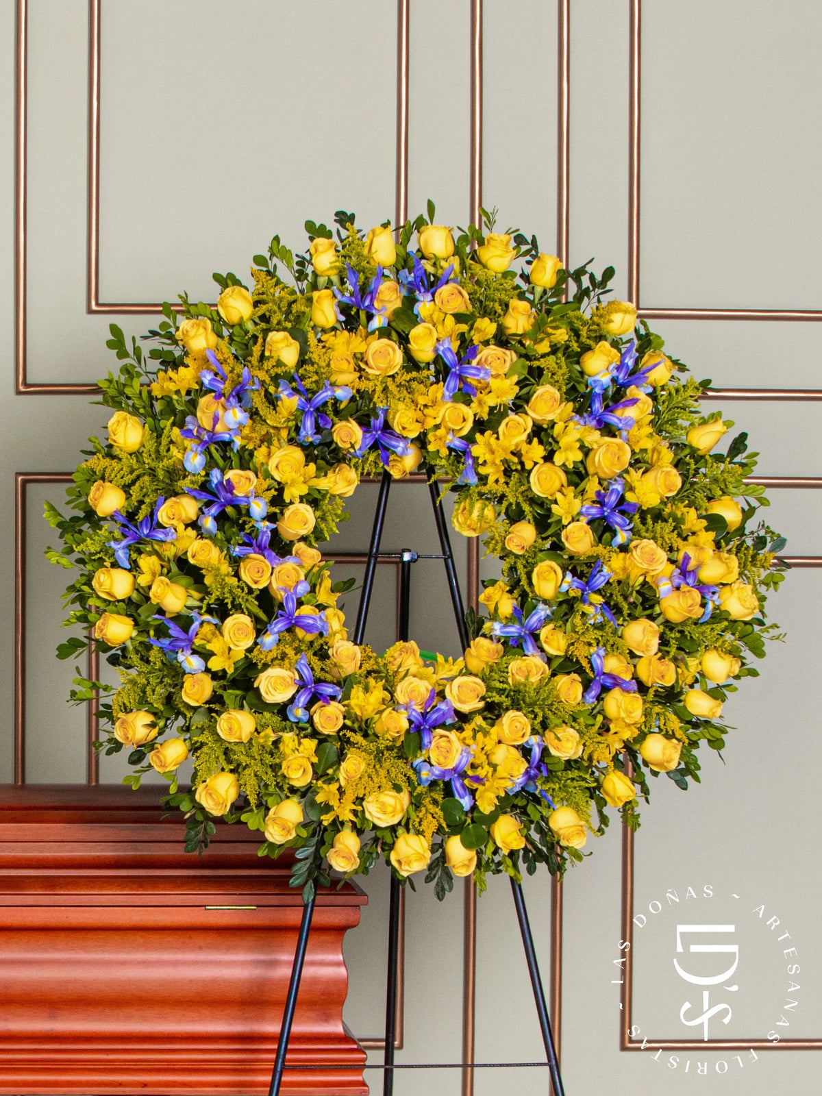 Corona Circular con Rosas Amarillas e Iris arreglo de condolencias con 96 rosas amarillas