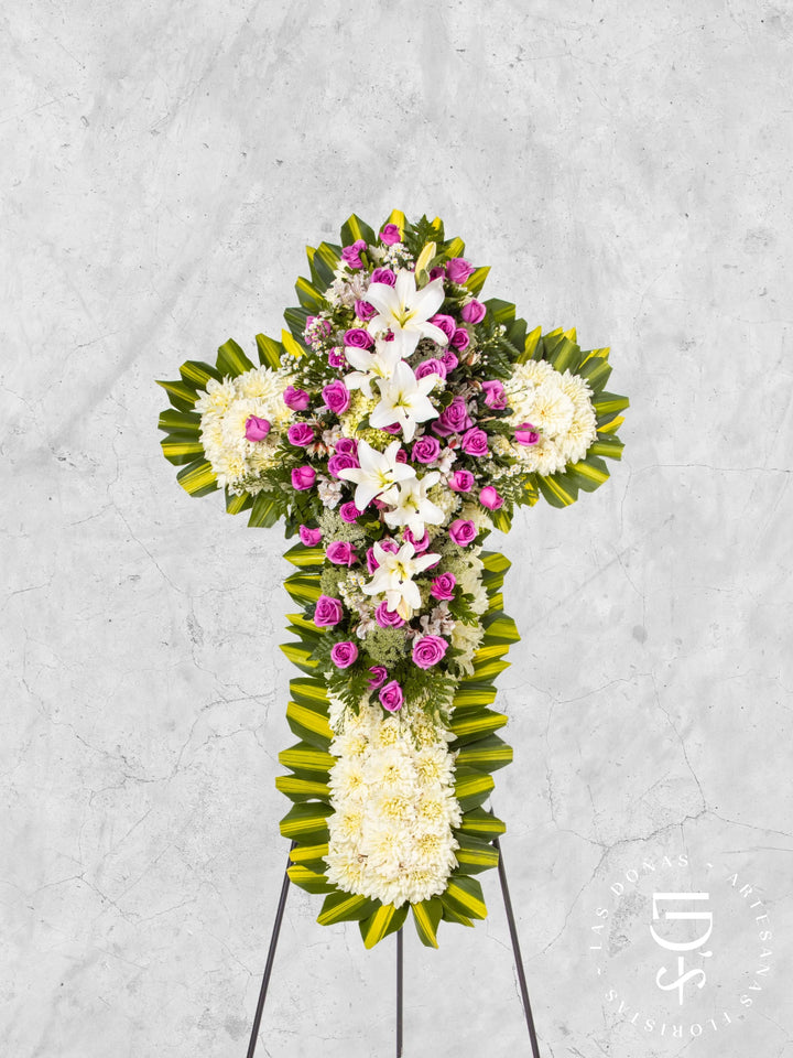 Cruz de Condolencias de Rosas Lilas y Lirios arreglo de condolencias con 50 rosas lilas