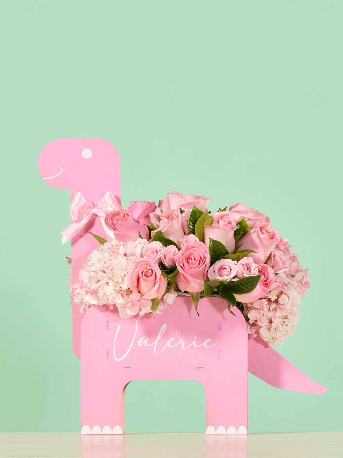 Dino Baby Girl arreglo floral con 24 rosas rosadas