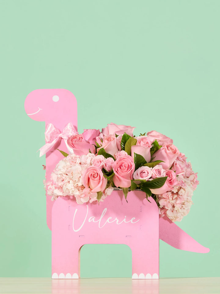Dino Baby Girl arreglo floral con 24 rosas rosadas