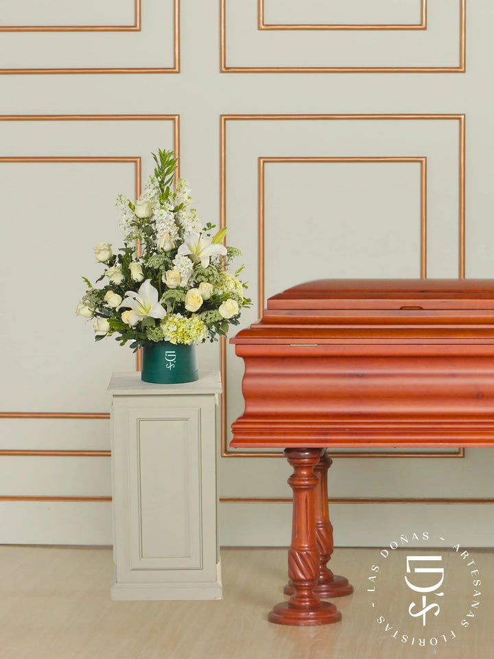 Arreglo Homenaje con Rosas Blancas, Liliums y Hortensia arreglo de condolencias con 12 rosas blancas y liliums