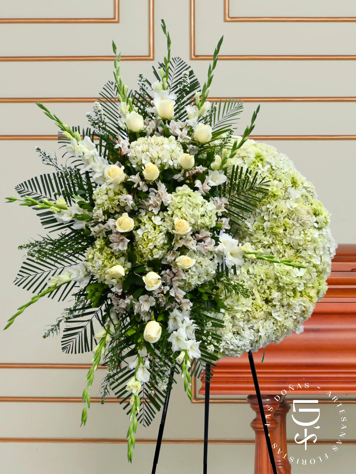 Corona de Condolencias Huella de Amor arreglo de condolencias con 12 rosas blancas