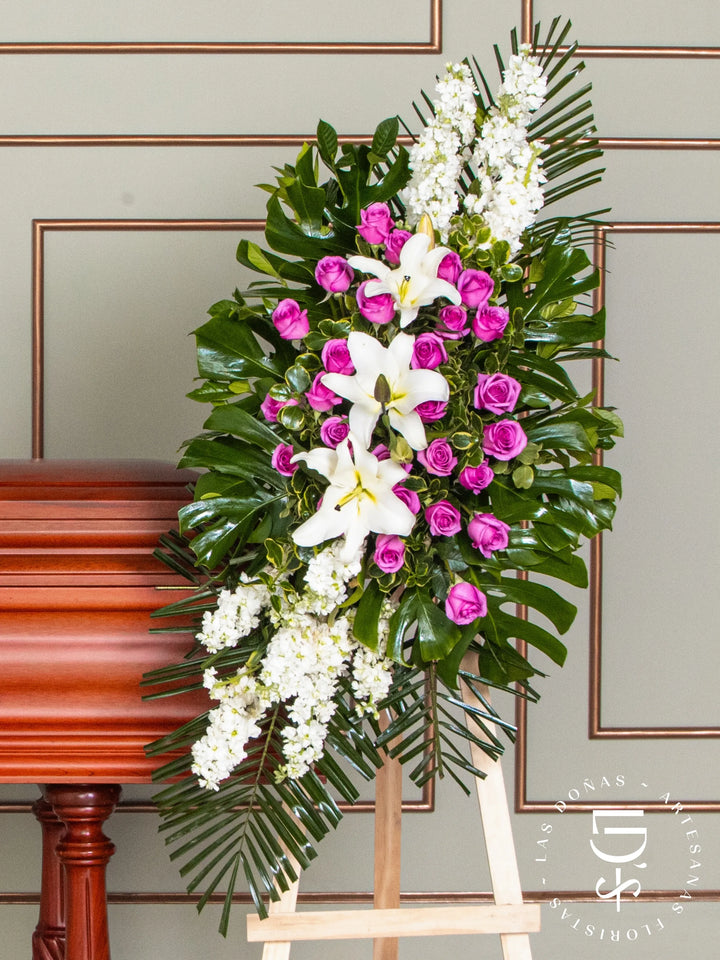 Lágrima de Condolencias de Rosas Lilas y Liliums arreglo de condolencias con 24 rosas lilas