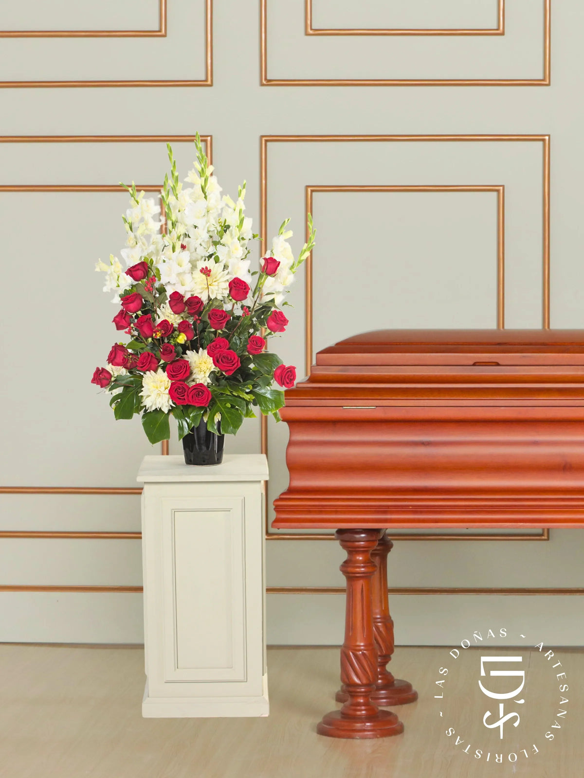 Jarrón Negro con Rosas Rojas y Dalia arreglo de condolencias con 24 rosas rojas