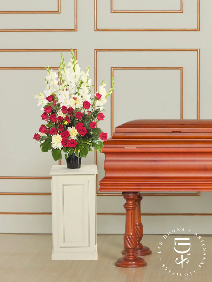Jarrón Negro con Rosas Rojas y Dalia arreglo de condolencias con 24 rosas rojas