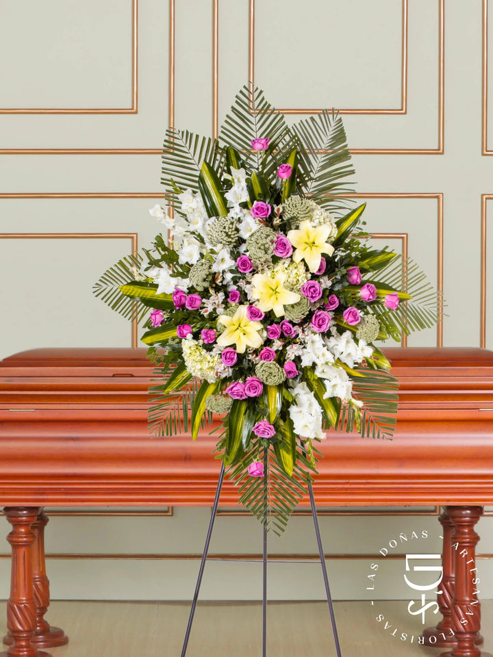 Corona de Rosas Lilas y Liliums arreglo de condolencias con 24 rosas lilas