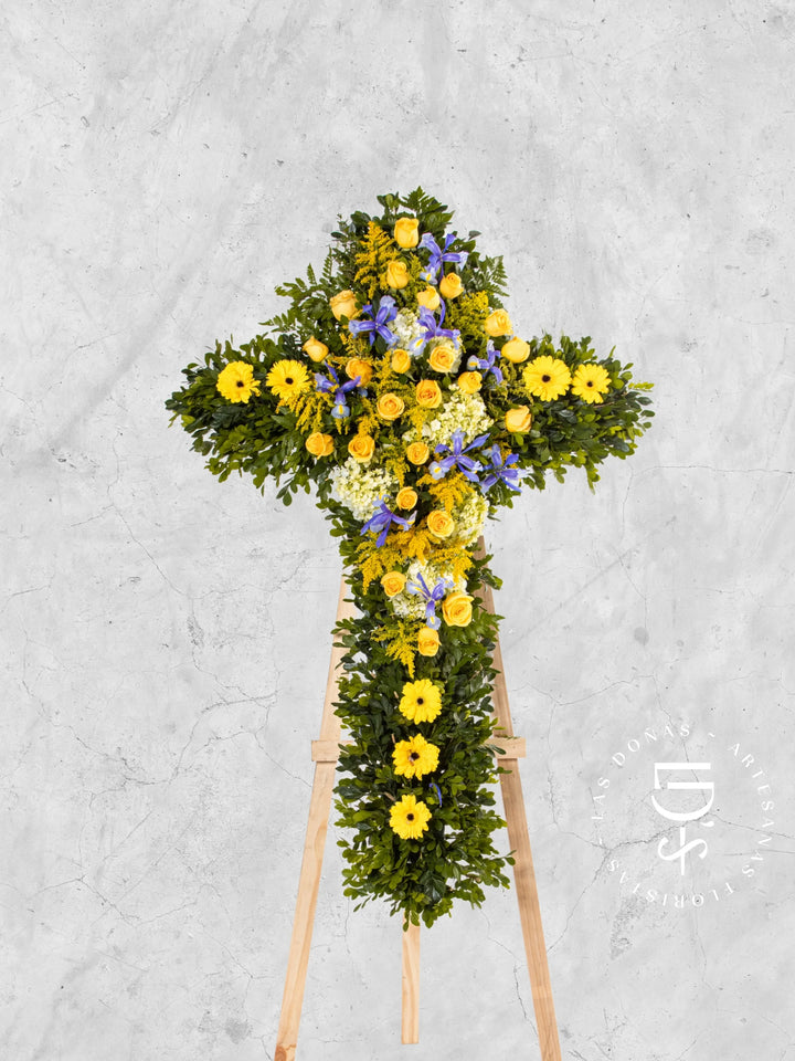 Cruz de Condolencias de Rosas, Gerberas y Hortensias arreglo de condolencias con 24 rosas amarillas